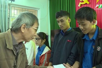 Nhà thơ Thanh Thảo phát học bổng cho học sinh trường THPT Sơn Mỹ